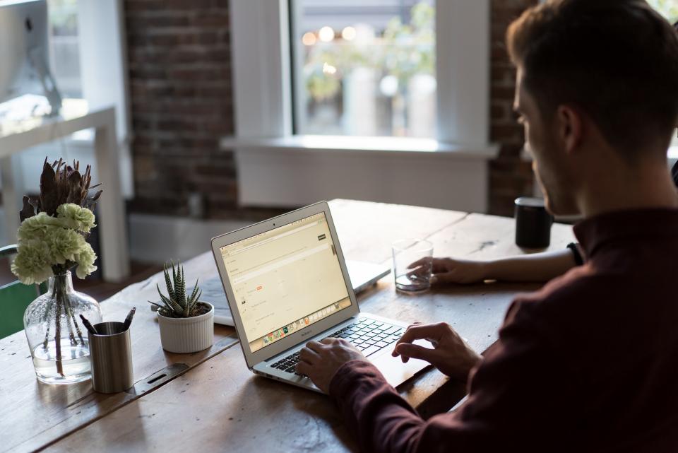Personne travaillant sur un ordinateur portable dans un bureau lumineux