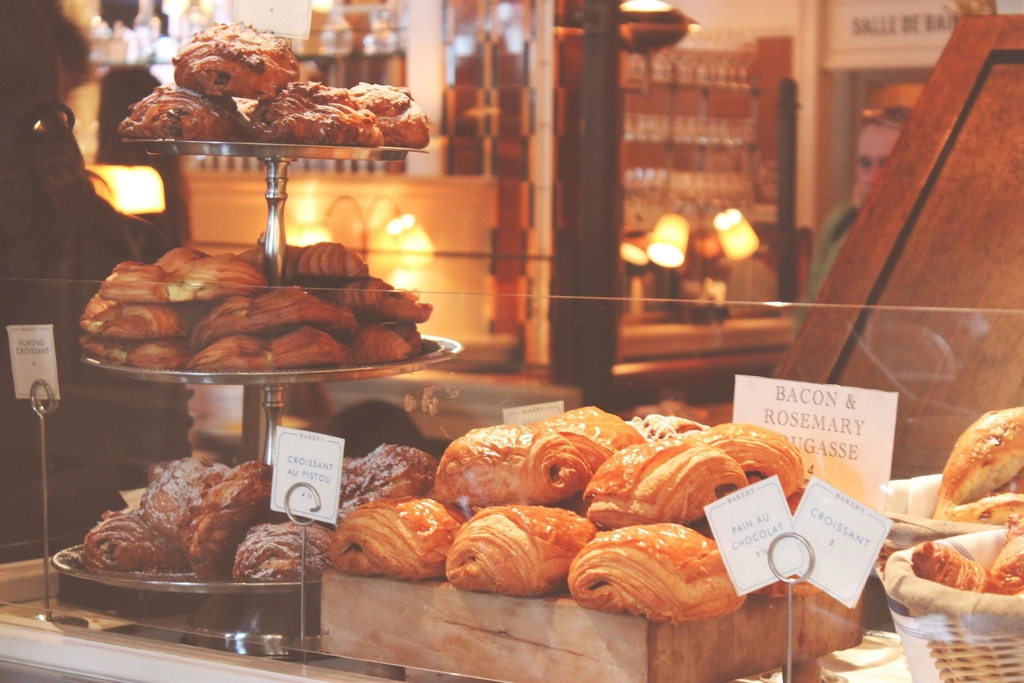 Vitrine d’une boulangerie avec viennoiseries